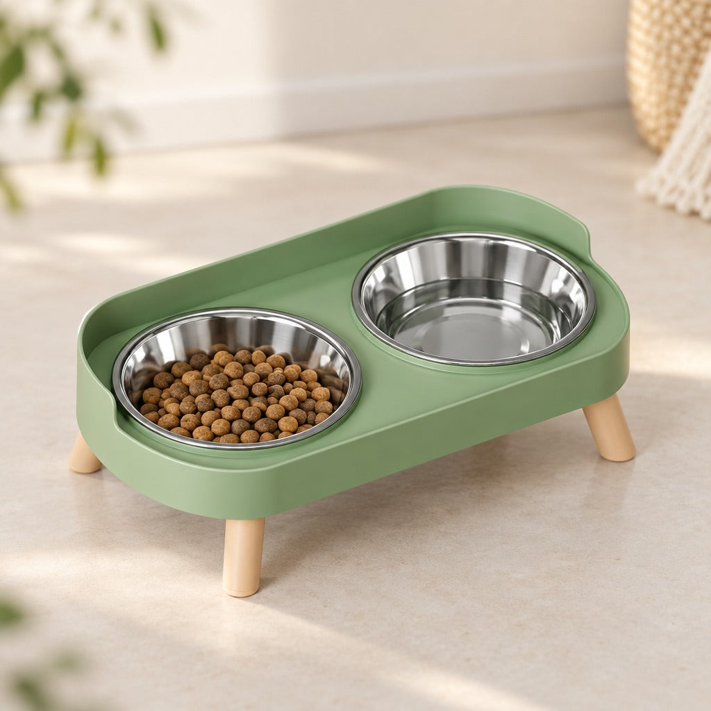 Gamelle double surélevée vert sauge pour chat présentée seule sur un sol clair.