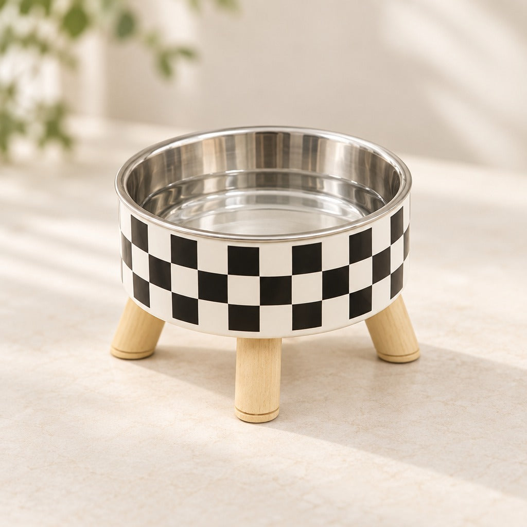 Gamelle surélevée pour chat coloris Damier noir et blanc remplie d'eau claire, vue seule.