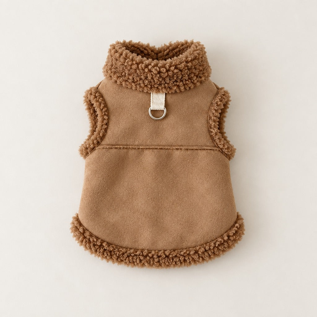 Gilet coloris camel seul, posé à plat de dos sur un fond neutre clair, col en bouclette en haut et ourlet bordé en bas, sans animal.