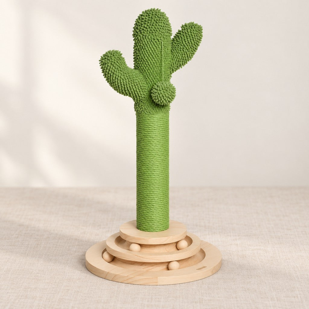 Le griffoir cactus seul sur fond clair : tronc cordé vert, deux bras et lobe central floqués, pompon suspendu et socle en bois à trois disques.