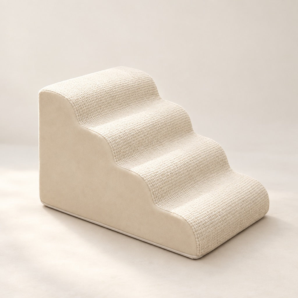 Le marchepied en mousse crème vu seul de trois quarts sur fond neutre, ses quatre marches en maille et son dos vertical