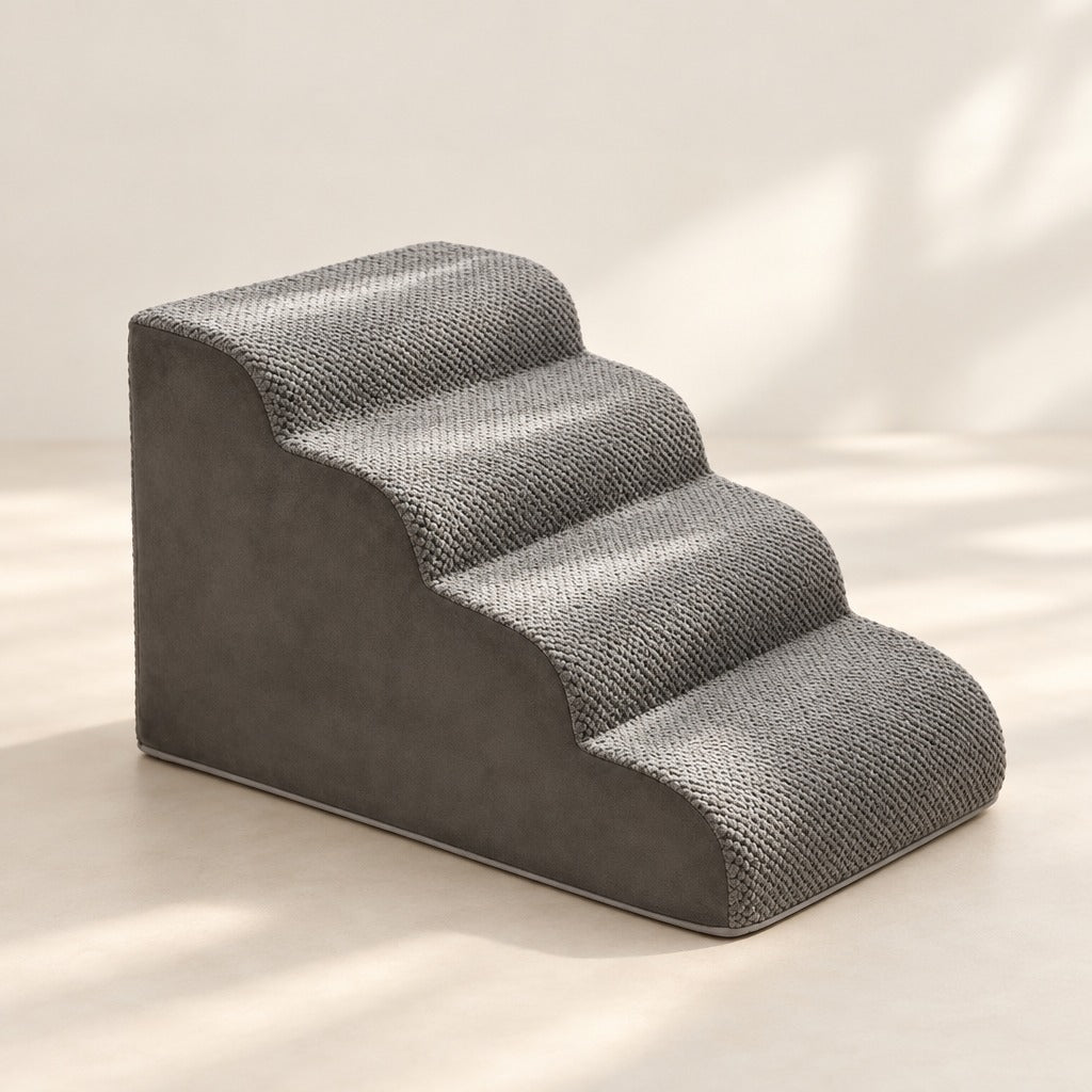 Le marchepied en mousse gris vu seul de trois quarts sur fond neutre, marches en maille claire et flancs gris foncé