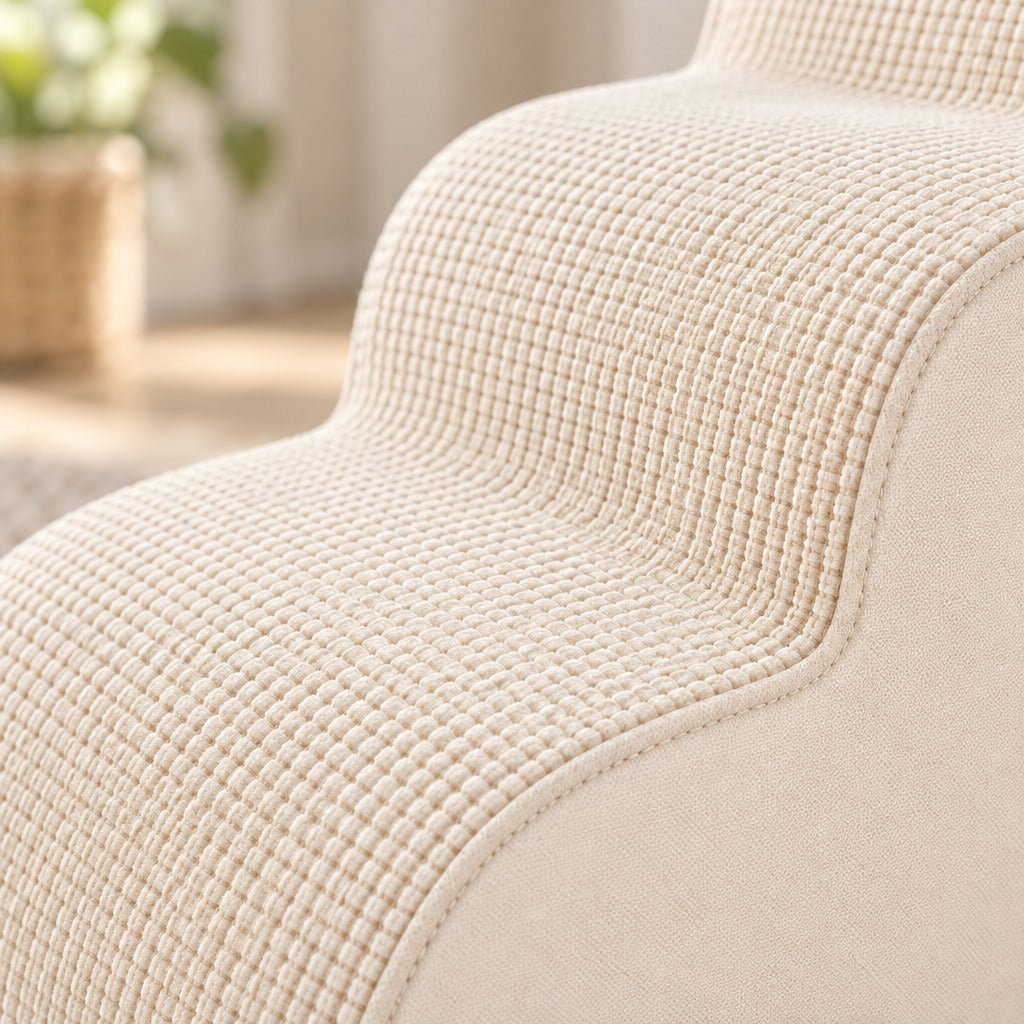 Gros plan sur le tricot gaufré ivoire de deux marches et sur la couture fine qui suit la vague jusqu'au flanc lisse.