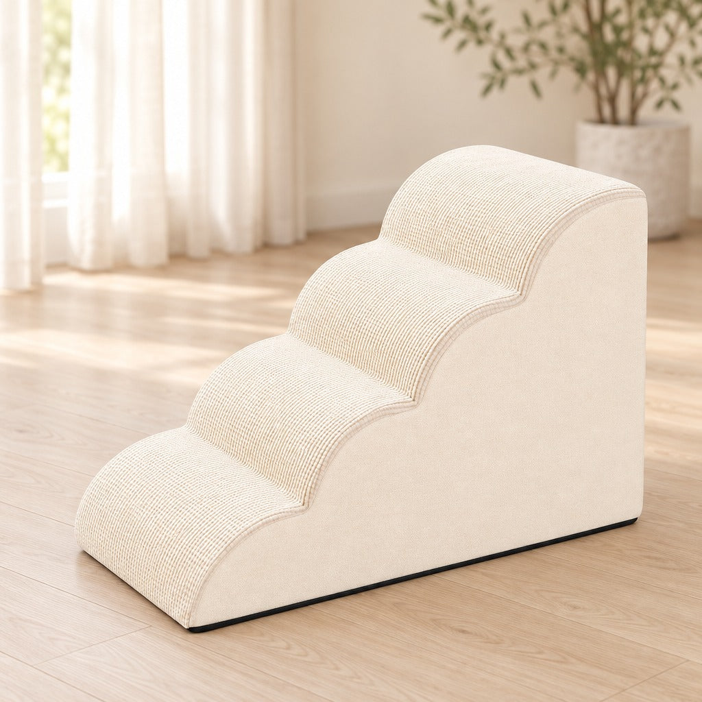 Les marches ivoire seules sur un parquet clair, vues de trois quarts, les quatre plateaux plats et le flanc lisse bien lisibles.