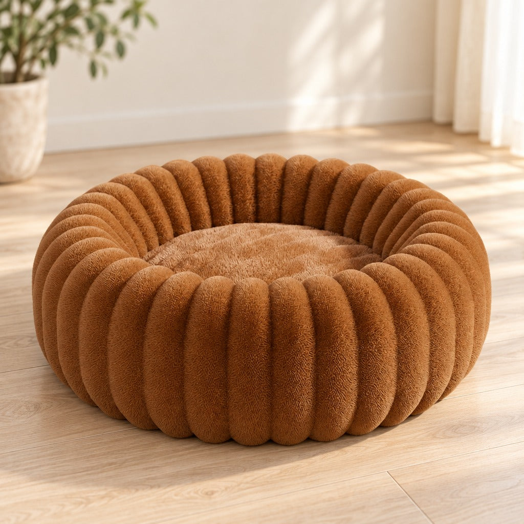 Couchage rond caramel seul sur un parquet clair, couronne nervurée festonnée et plateau d'assise en creux au centre.