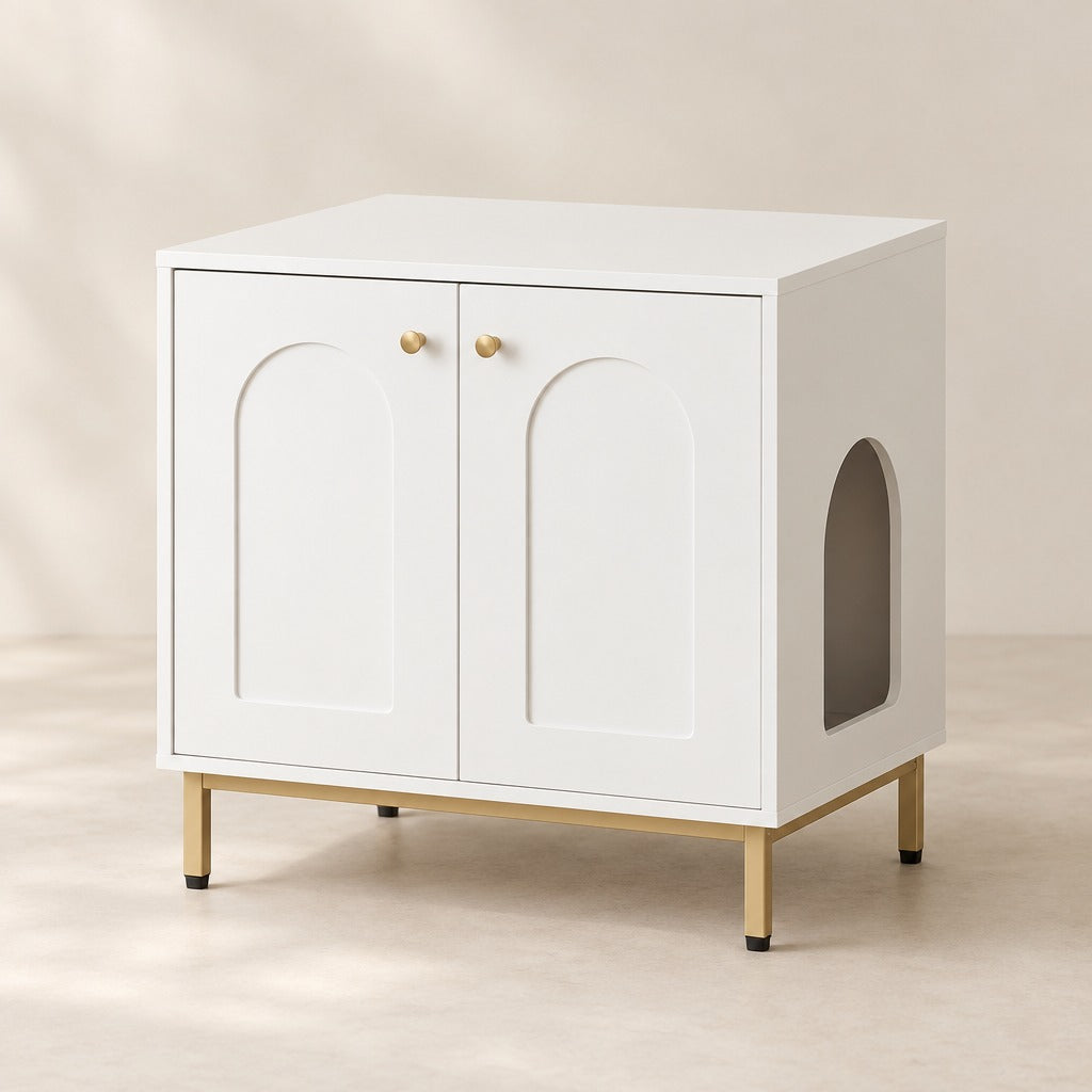 Meuble à litière pour chat blanc et doré vu de trois quarts, portes fermées, plateau nu et piètement doré à quatre pieds.