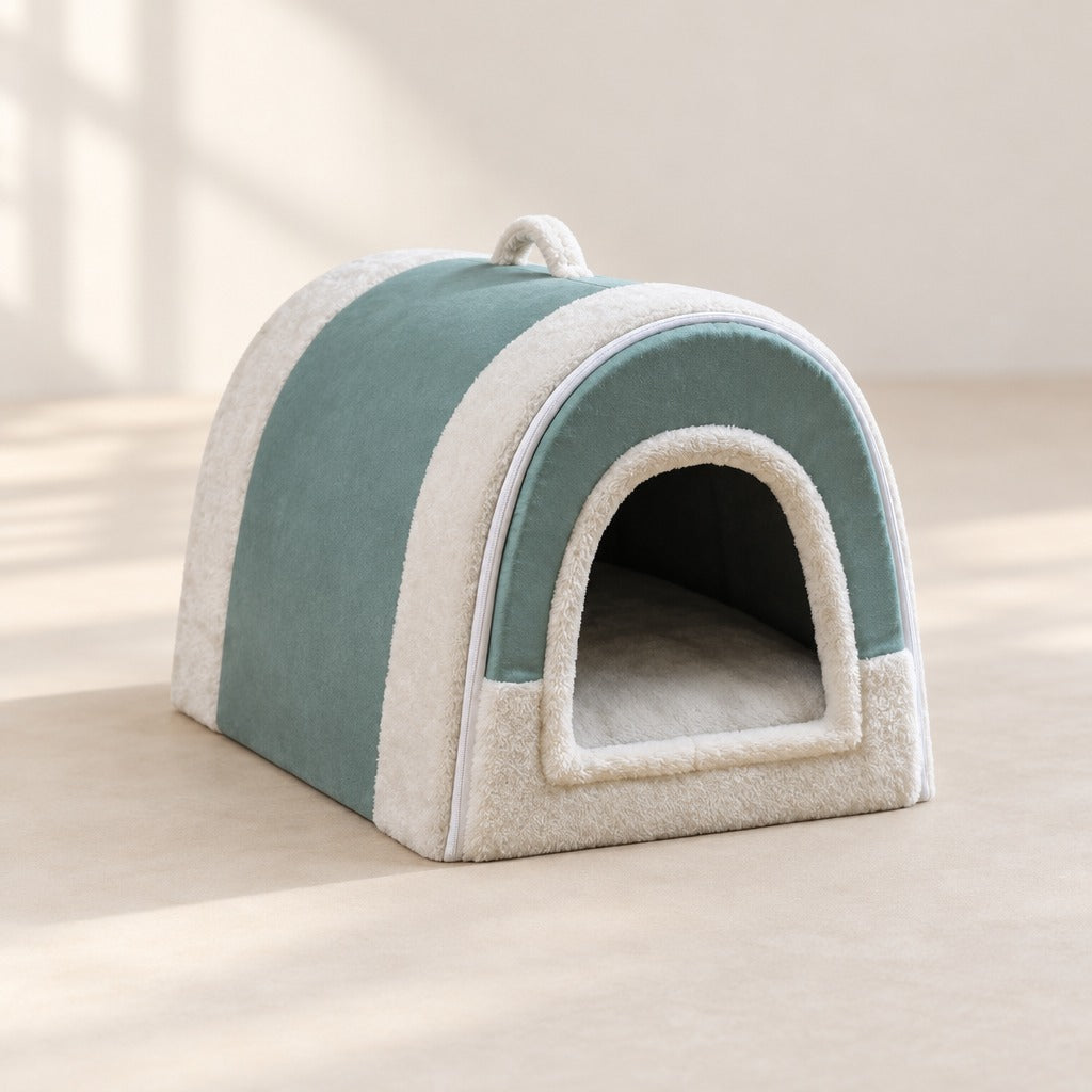 Niche pour chien vert d'eau et blanc neige posée seule sur un fond clair, vue de trois quarts.