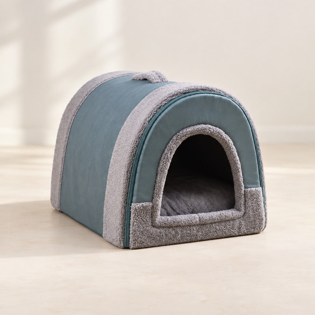 Niche pour chien bleu ardoise et gris pâle posée seule sur un fond clair, vue de trois quarts.