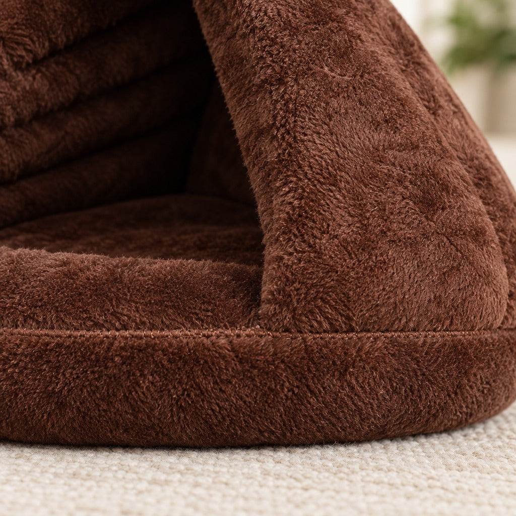 Gros plan sur la peluche à poil ras et sur la surpiqûre du bourrelet de la base ovale du nid cabane chocolat pour chat.
