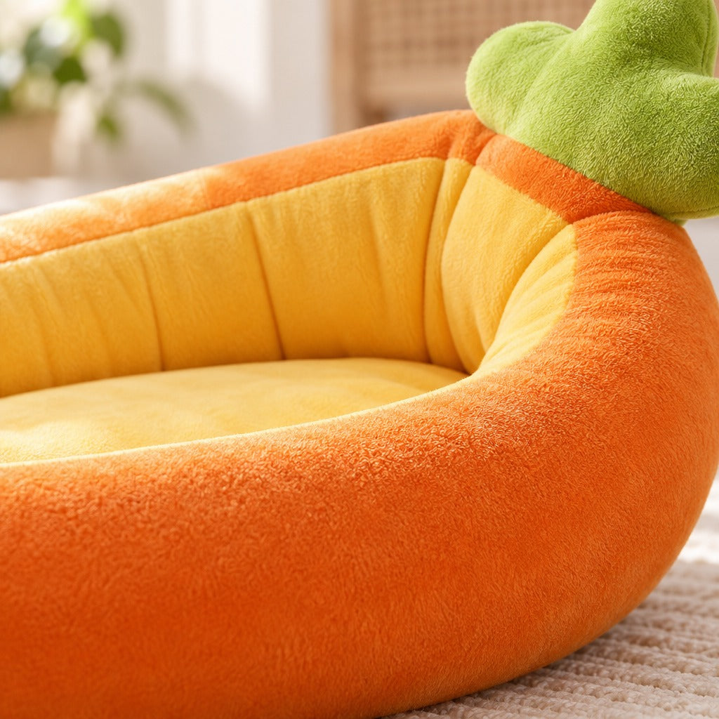 Gros plan sur le boudin du nid carotte orange : velours ras orange à l'extérieur, doublure jaune pâle nervurée à l'intérieur et base des fanes vertes.