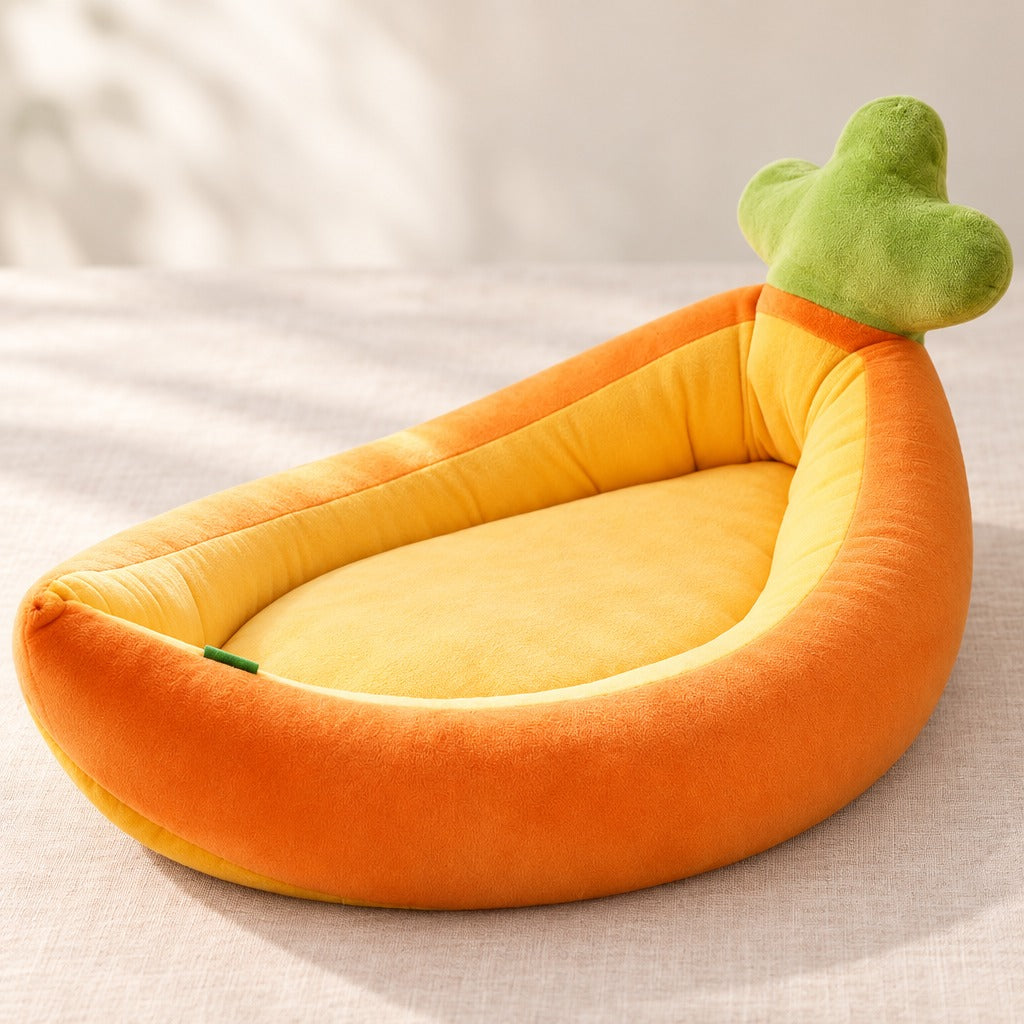 Le nid carotte orange seul sur un plan de lin clair, pointe à gauche et fanes vertes à droite, matelas jaune pâle en place au fond.