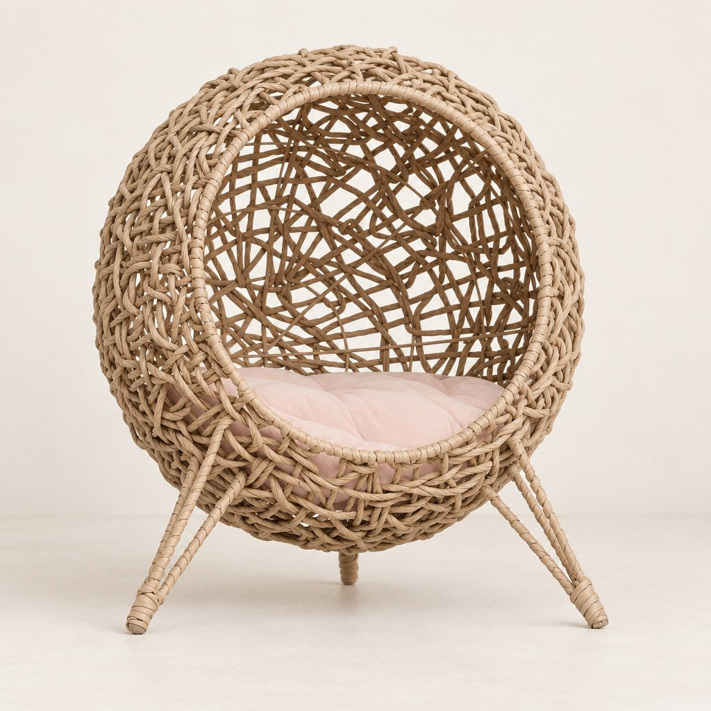 Le nid vu de face : boule tressée ajourée, ouverture ronde, coussin rose et trois pieds