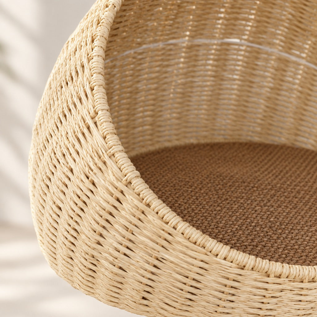 Gros plan sur le tressage paille du dôme et le tapis tissé brun du fond