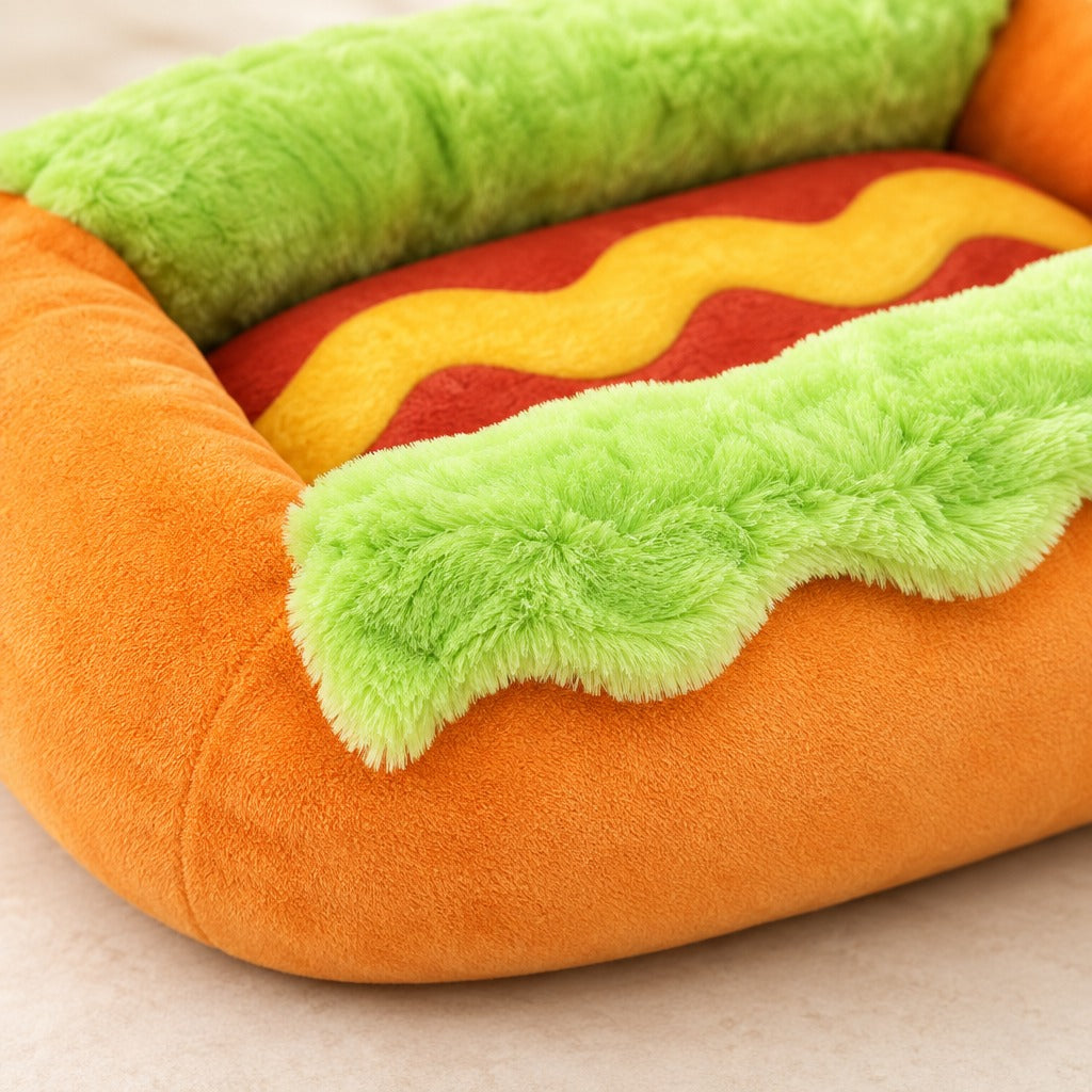 Gros plan sur la peluche veloutée de l'anneau orange du nid petit pain orange, sur son assise rouge à vague jaune et sur une bande verte à bord ondulé.