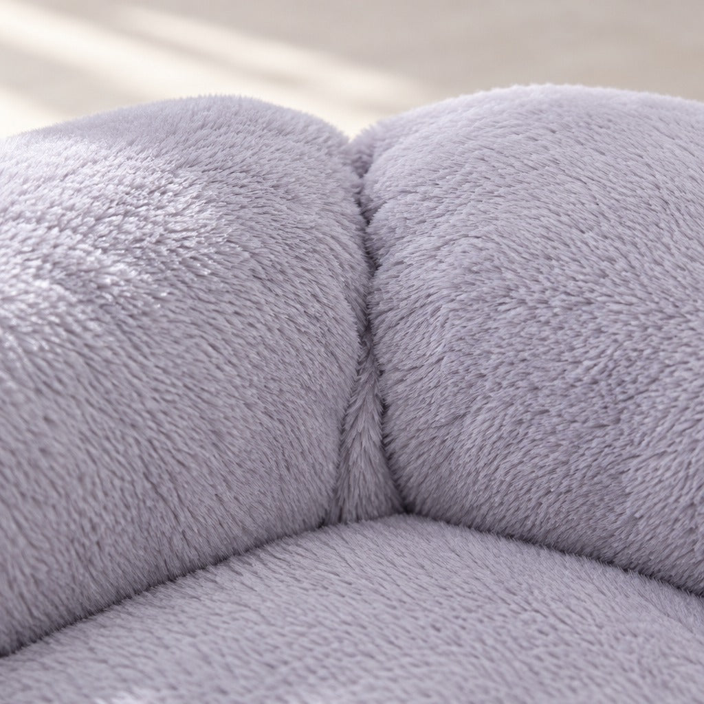 Gros plan sur la peluche à poil ras de deux lobes rembourrés du rebord du panier corolle gris perle.