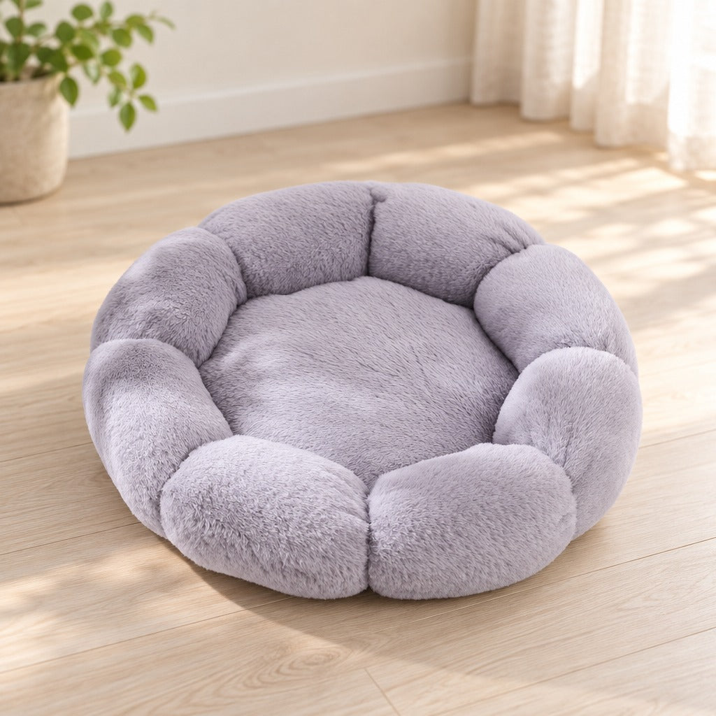 Panier corolle gris perle seul sur un parquet clair, couronne de lobes rembourrés et tapis plat en creux au centre.