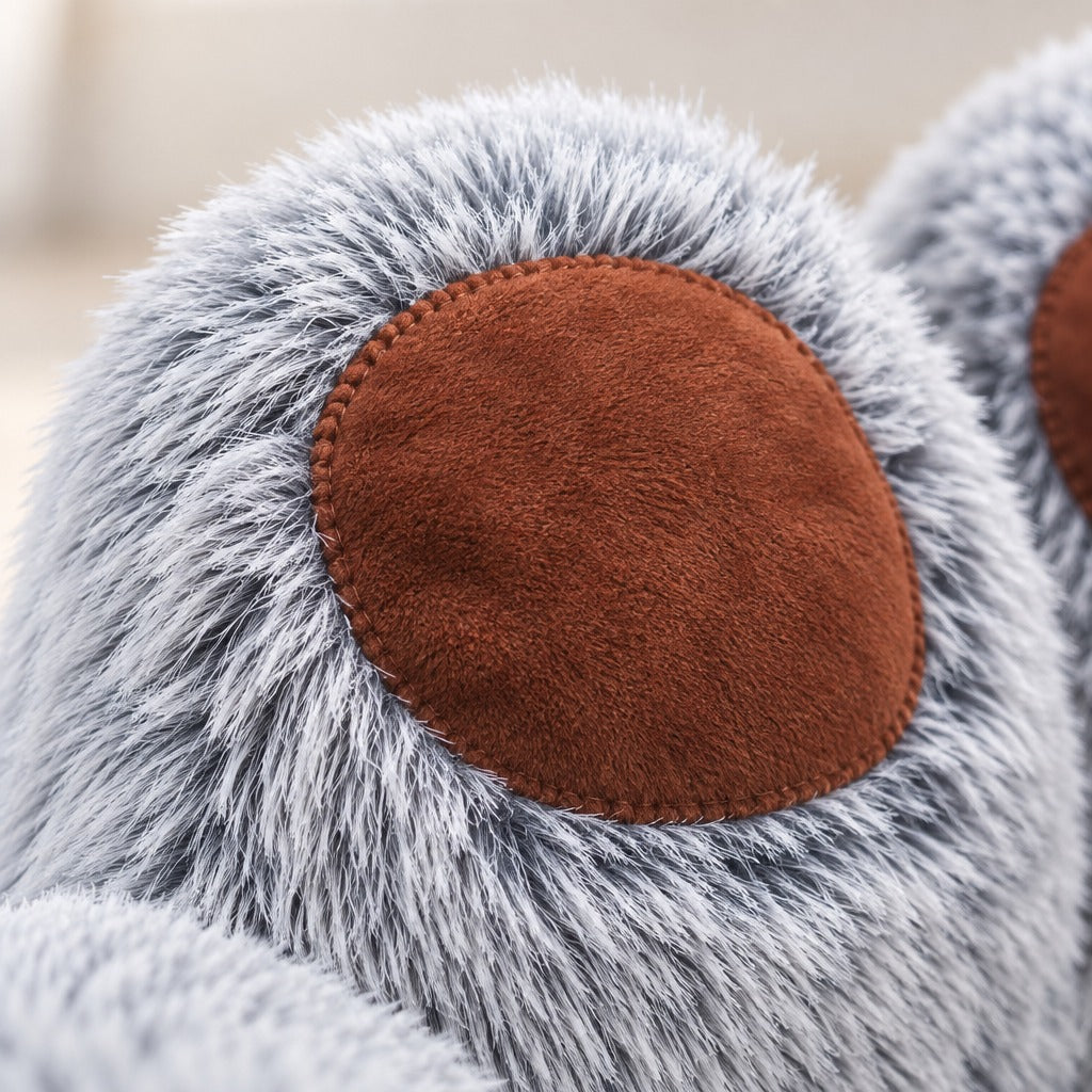 Gros plan sur la peluche gris givré et sur un coussinet du dossier du couchage pour chien.