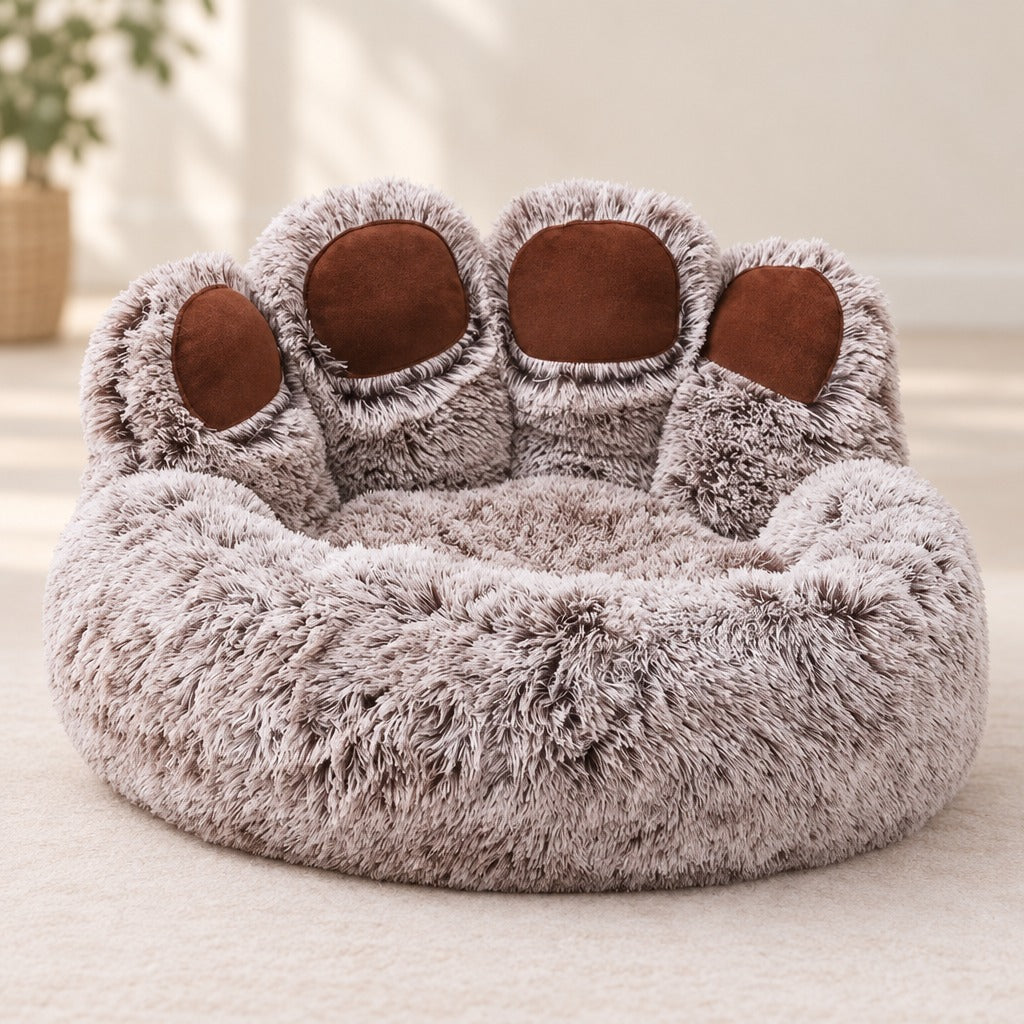 Le couchage pour chien taupe givré seul, vu de face, ses quatre coussinets bruns visibles.