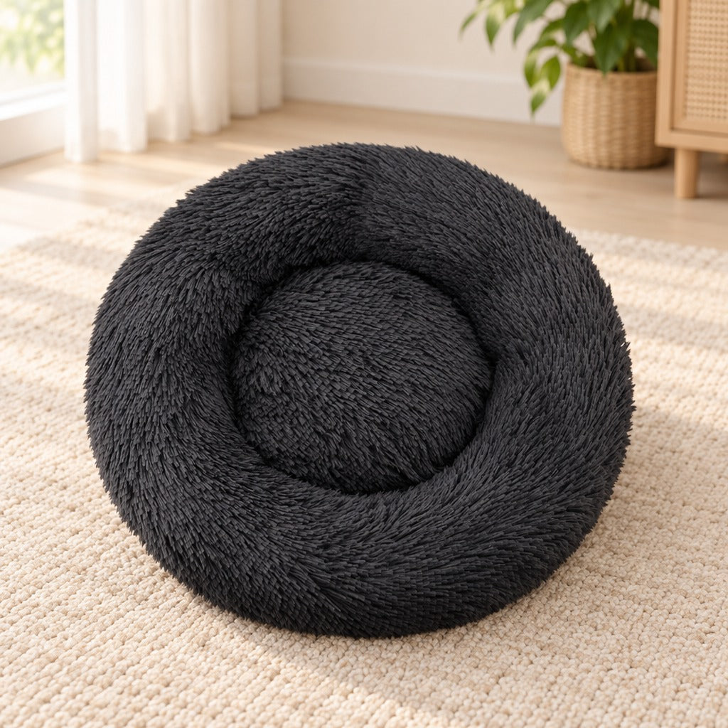 Le panier rond anthracite seul sur un sol clair, vu de trois quarts, son bourrelet continu et son creux central plat.