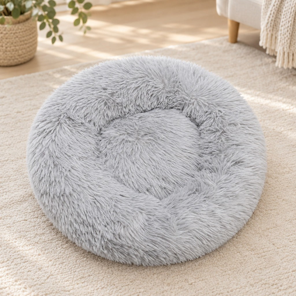 Le panier rond gris perle seul sur un sol clair, vu de trois quarts, son bourrelet continu et son creux central plat.