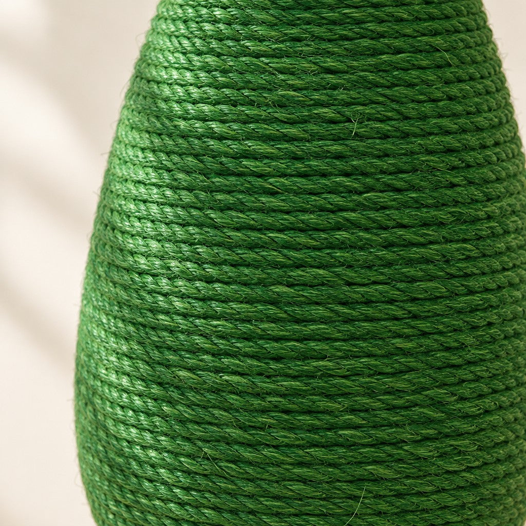 Gros plan sur les spires de sisal vert de la couronne