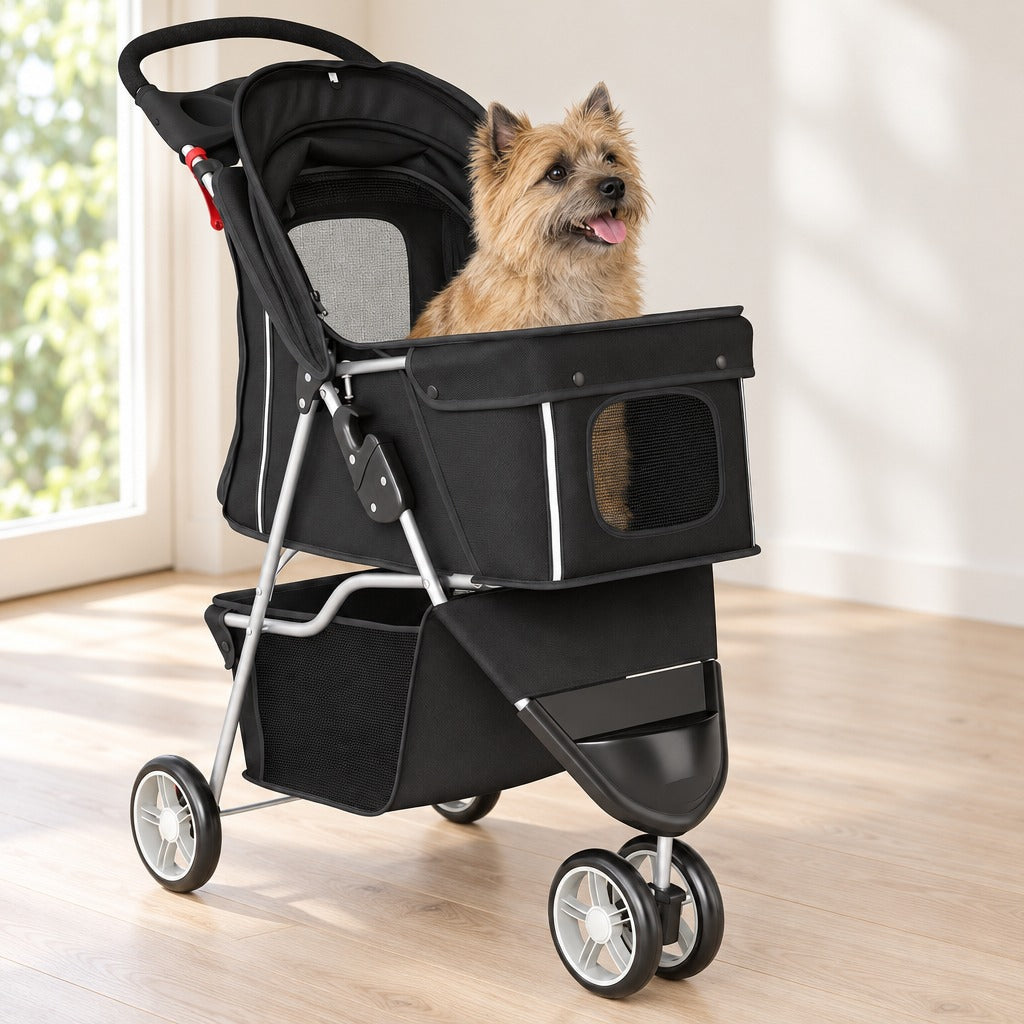 Un cairn terrier fauve installé dans la cabine de la poussette de promenade noire, posée sur le parquet clair d'un salon lumineux