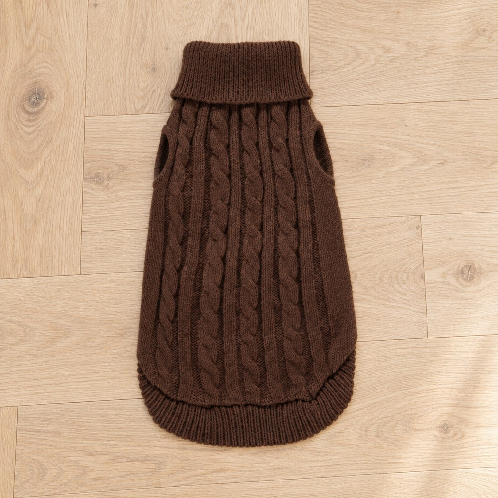 Le pull pour chien seul, à plat sur un parquet clair, coloris Brun moka, avec ses deux emmanchures à bord simple.