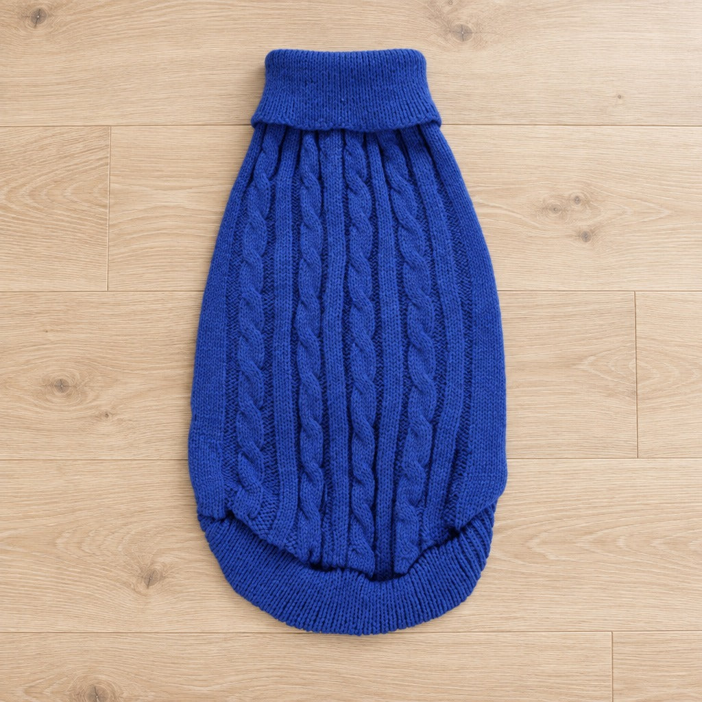 Le pull pour chien seul, à plat sur un parquet clair, coloris Bleu roi, avec son ourlet côtelé en arc.