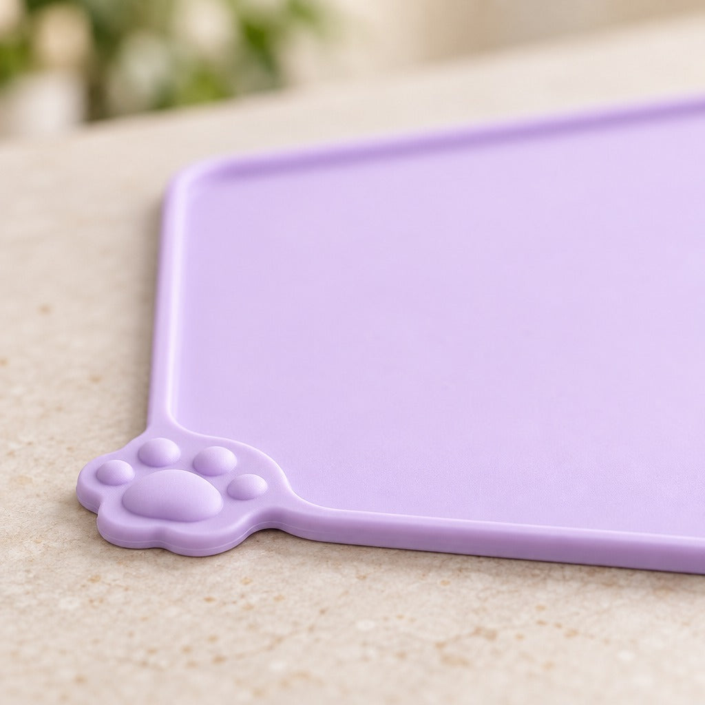 Gros plan sur l'angle du set de table lilas, sa patte en relief et le rebord fin qui fait le tour.