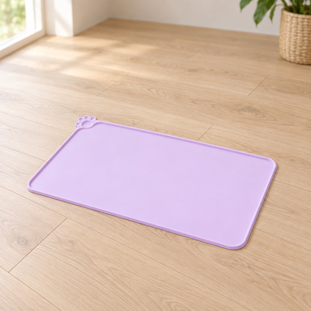 Le set de table lilas seul, posé à plat sur un parquet clair, sa patte en relief à l'angle.