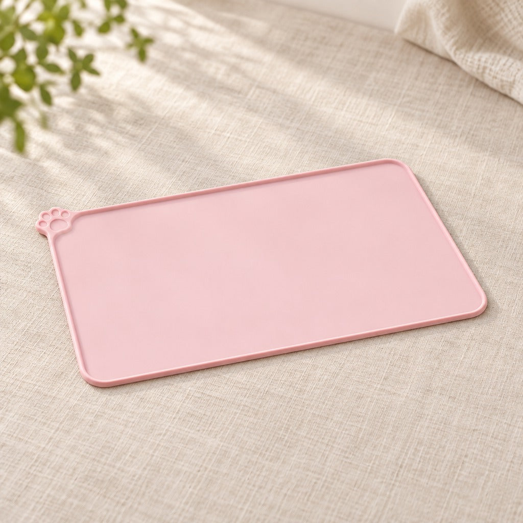 Le set de table rose poudré seul sur une toile de lin claire, vu de trois quarts.