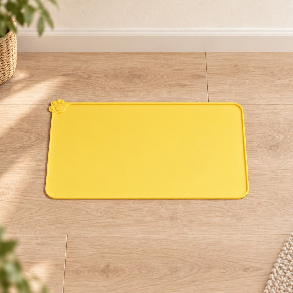 Le set de table jaune soleil seul sur un parquet clair, le long d'une plinthe blanche.