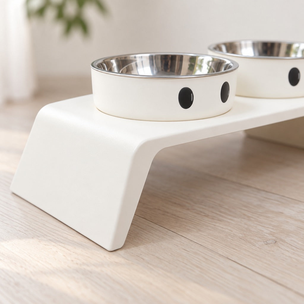 Gros plan sur le pli arrondi et le jambage évasé du socle repas modèle Grands yeux, cuve inox, avec le bord roulé d'un bol.
