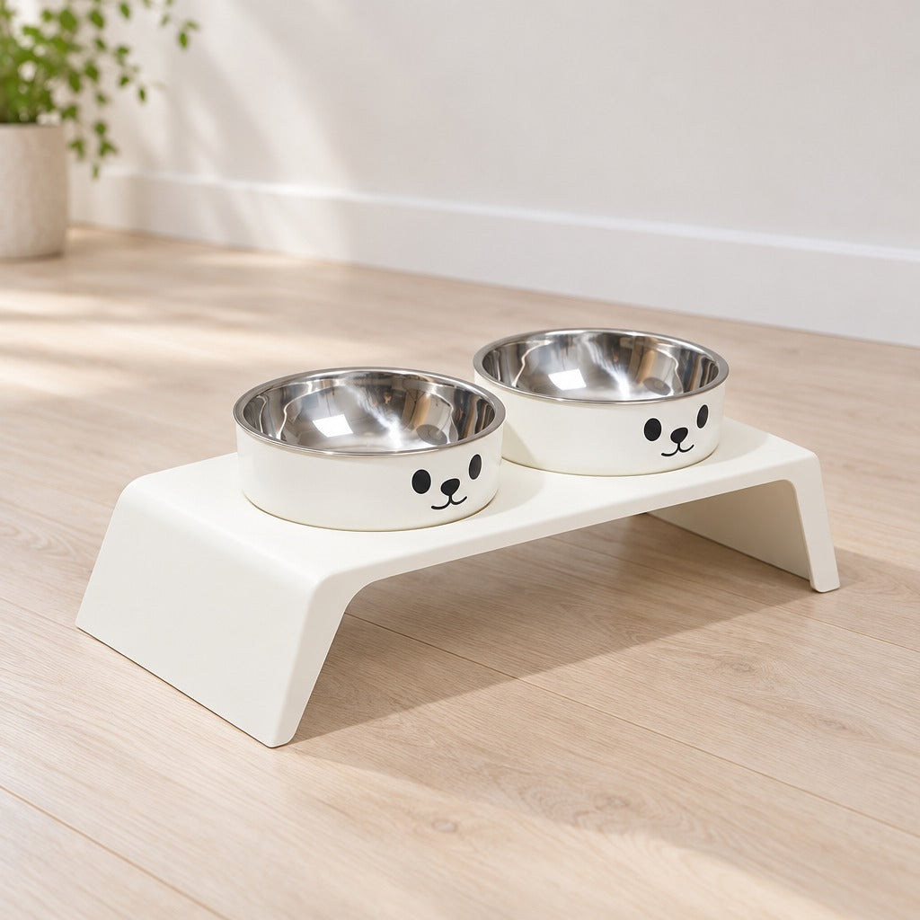 Le socle repas modèle Museau, cuve inox seul sur un parquet clair, ses deux bols imprimés d'un museau et garnis d'une cuve en acier inoxydable.