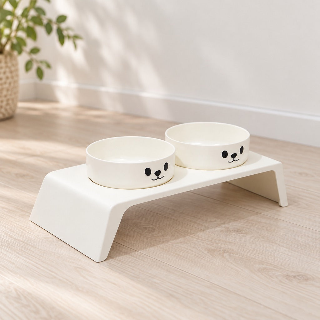 Le socle repas modèle Museau, tout blanc seul sur un parquet clair, ses deux bols entièrement blancs imprimés d'un museau.