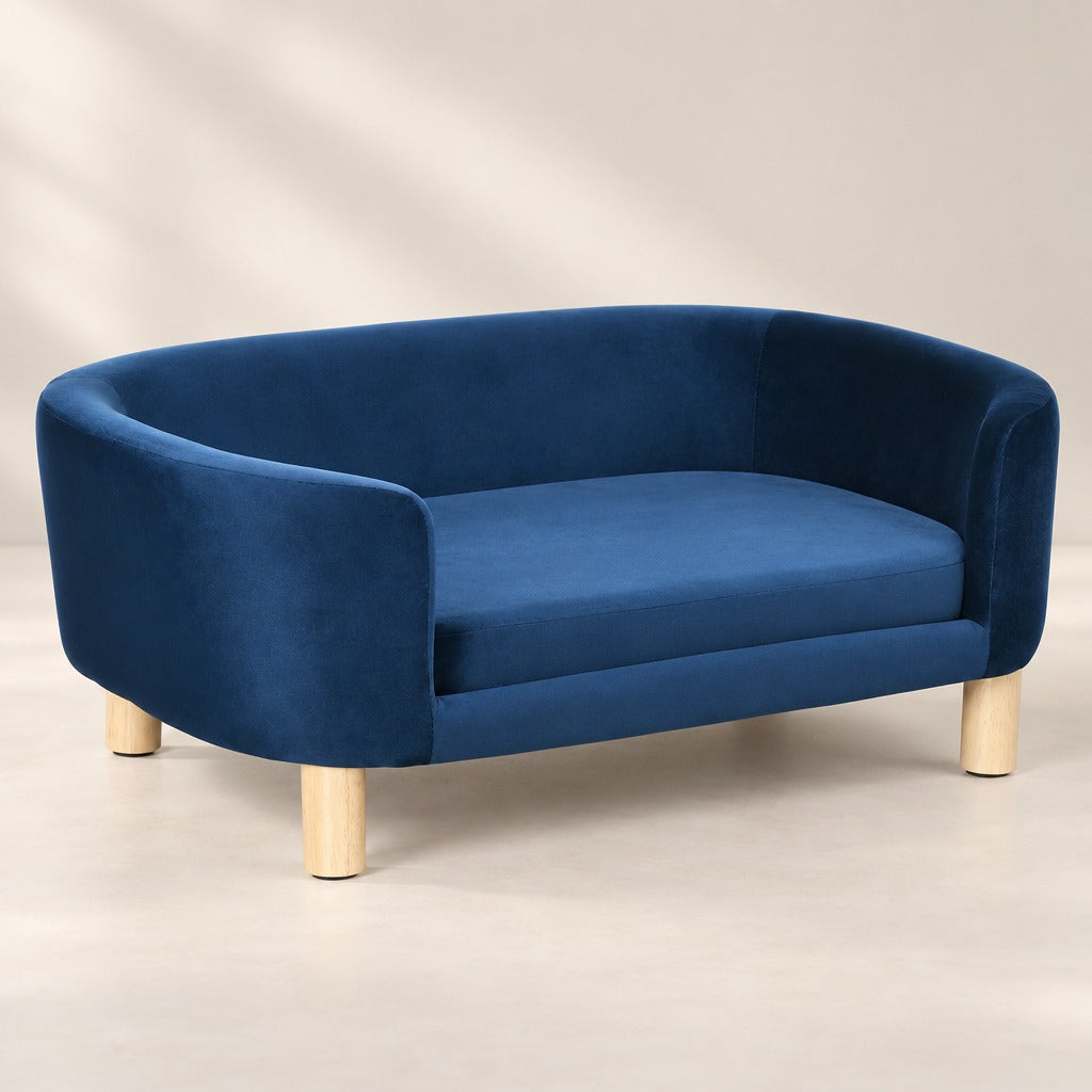 Sofa compact bleu nuit seul, vu de trois quarts avant, coussin en place et quatre pieds en bois clair.