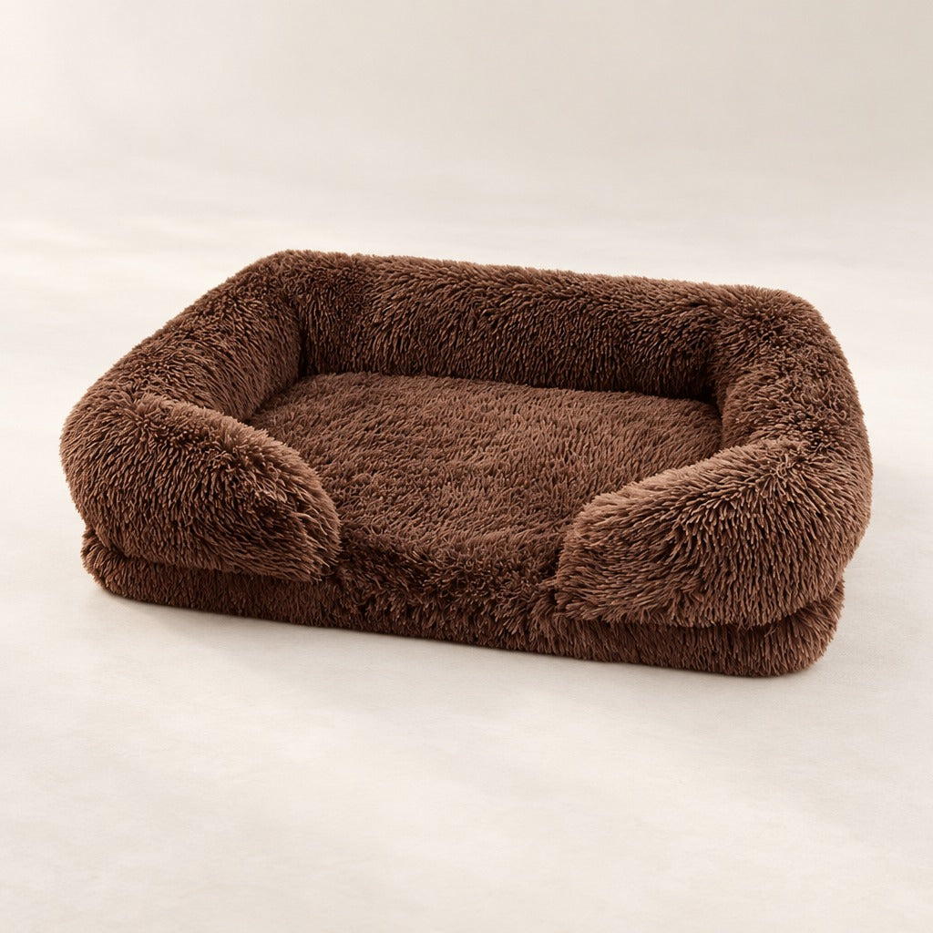 Le sofa chocolat seul sur un fond clair, rebord continu au dos et sur les côtés, avant bas et ouvert.