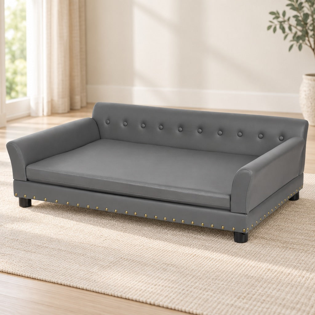 Le sofa rectangulaire gris seul, vu de trois quarts, son dossier capitonné et ses quatre pieds visibles.