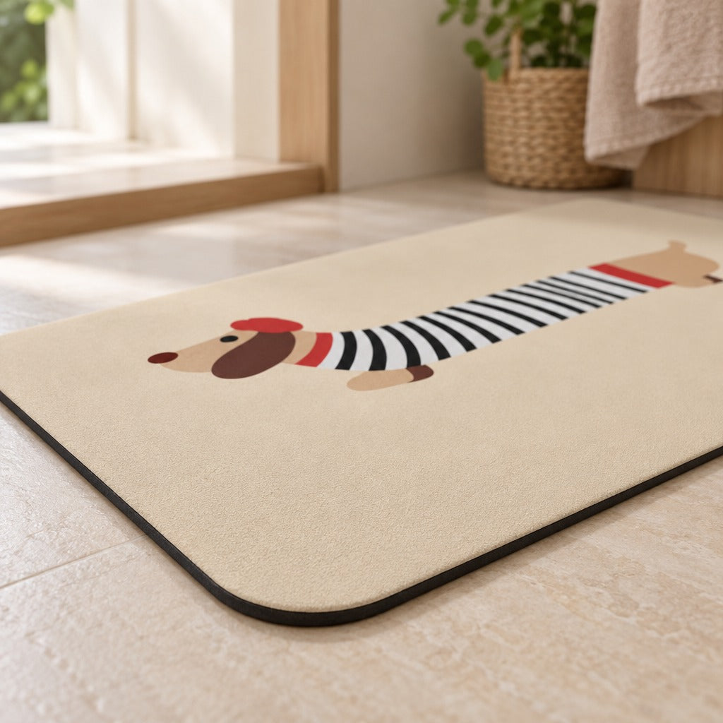Gros plan sur l'angle arrondi et le chant en caoutchouc sombre du tapis de sol coloris Marinière crème, avec le teckel imprimé à plat dans le champ.