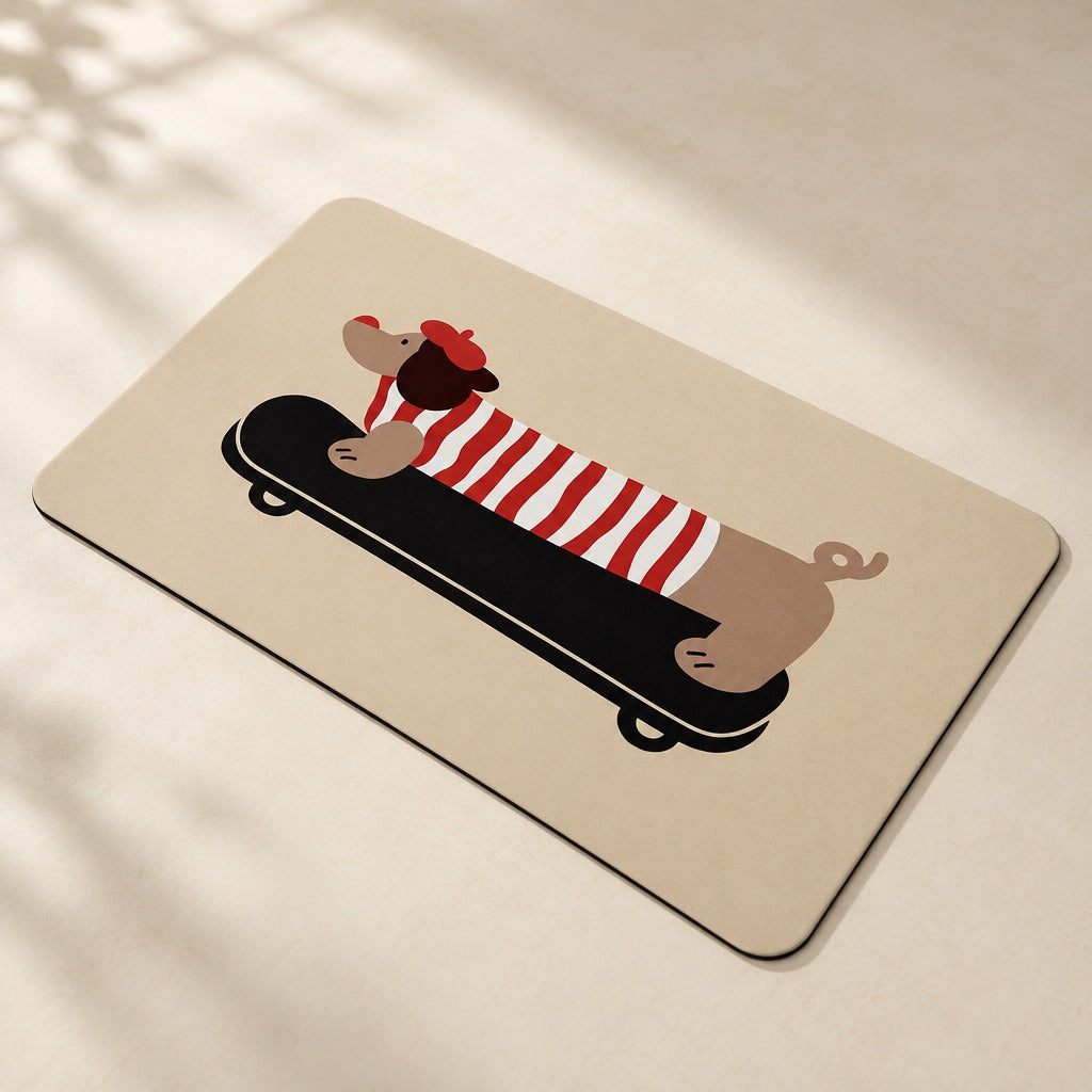 Le tapis de sol seul, coloris Planche crème, avec son teckel imprimé en pull rayé rouge et blanc couché sur une planche à roulettes.