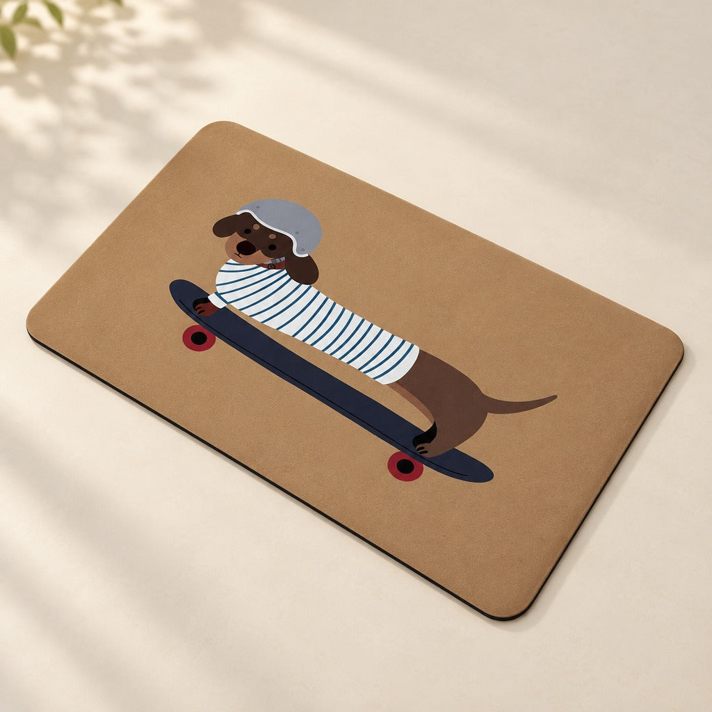 Le tapis de sol seul, coloris Planche caramel, avec son teckel imprimé casqué sur une planche à roulettes bleu nuit.
