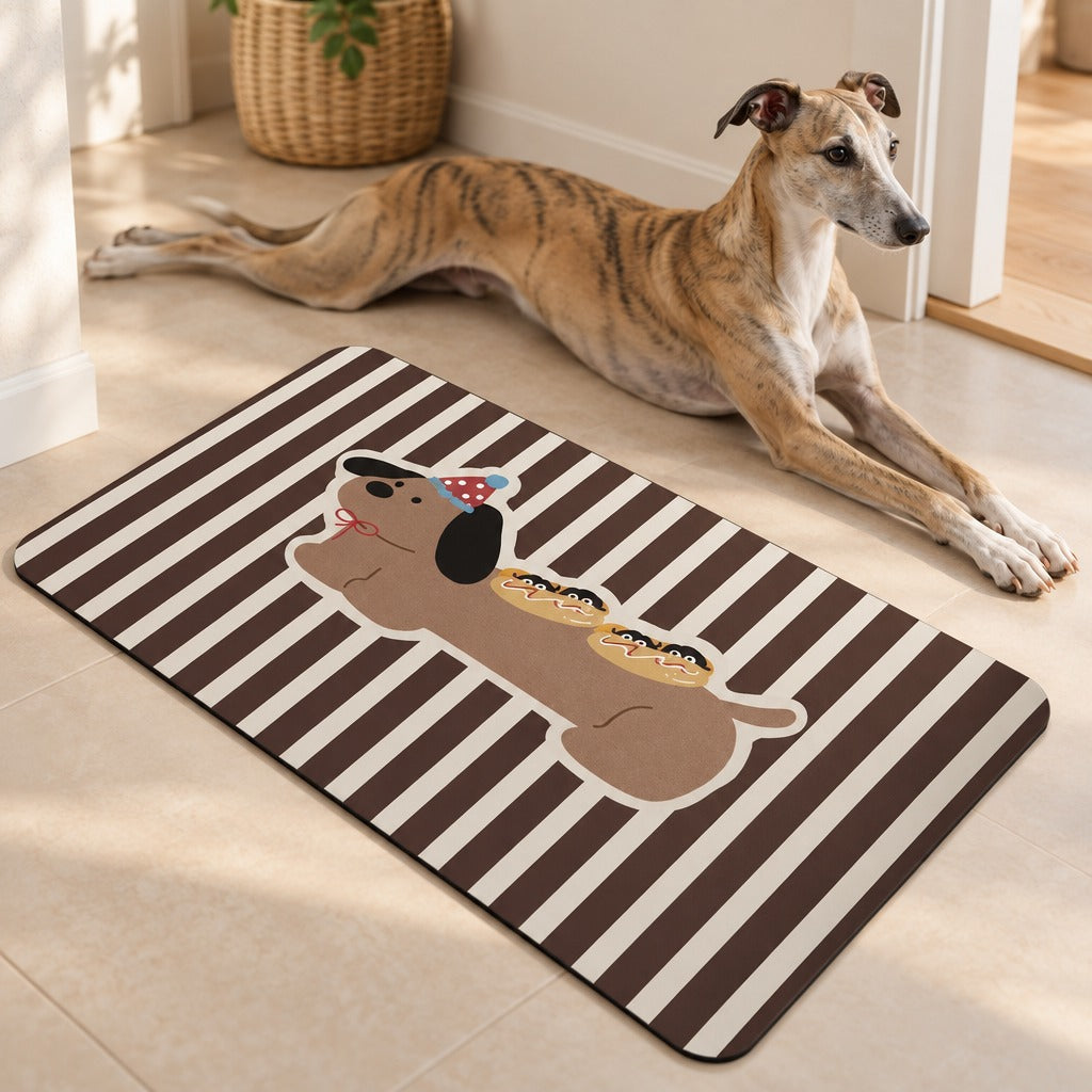 Un whippet bringé allongé de tout son long près du tapis de sol coloris Rayures chocolat, dans une entrée claire.