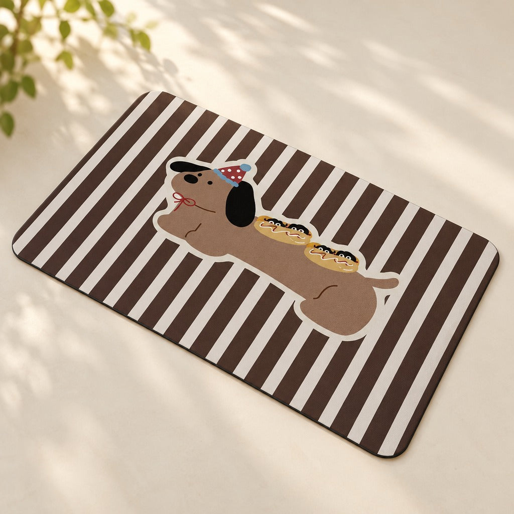 Le tapis de sol seul, coloris Rayures chocolat, champ à larges rayures et chien imprimé coiffé d'un chapeau de fête.