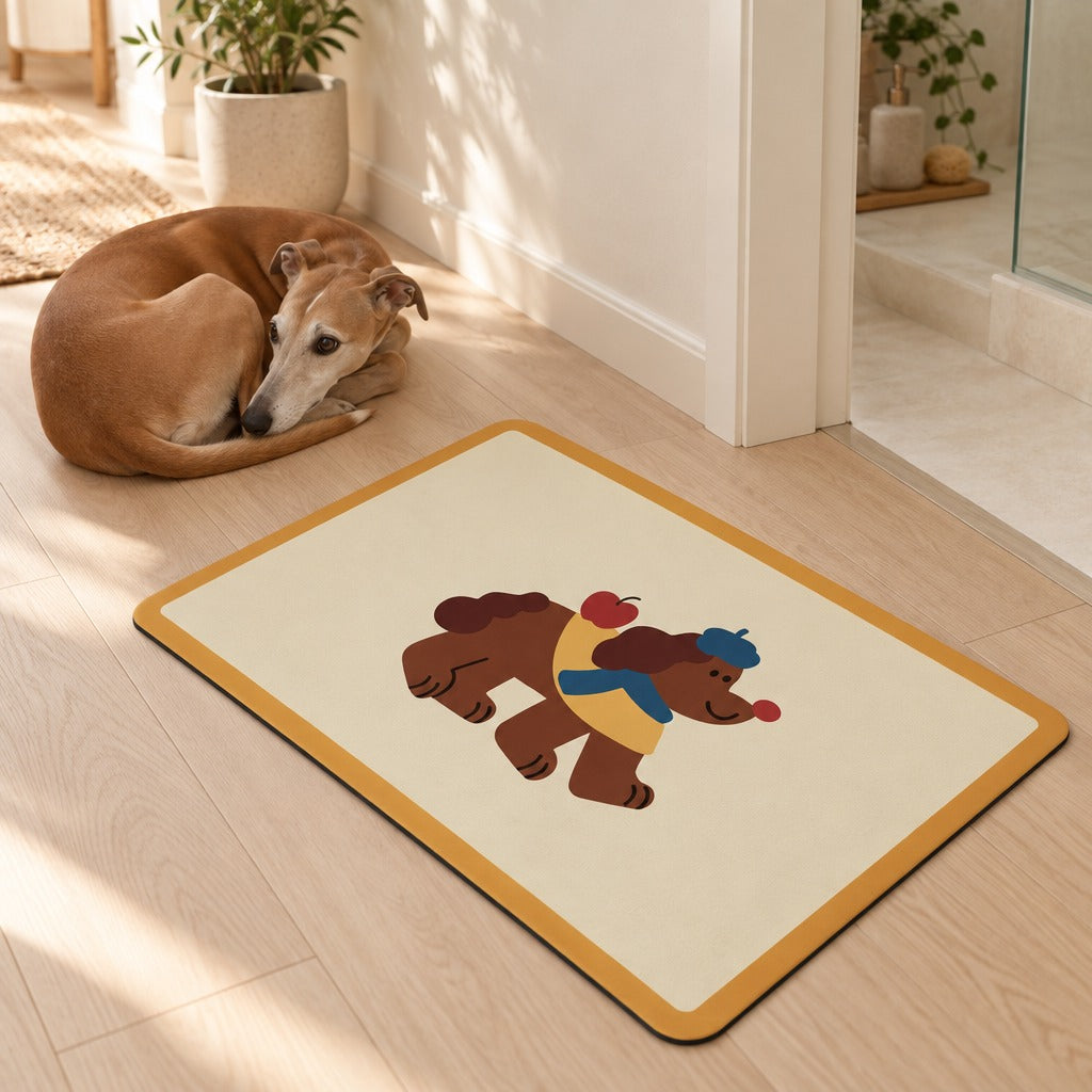 Un whippet roux dort roulé en boule à côté du tapis de sol coloris Cadre safran, posé à plat sur un parquet clair.