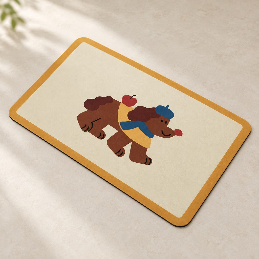 Le tapis de sol seul, coloris Cadre safran, champ crème bordé de safran avec son chien imprimé en promenade.
