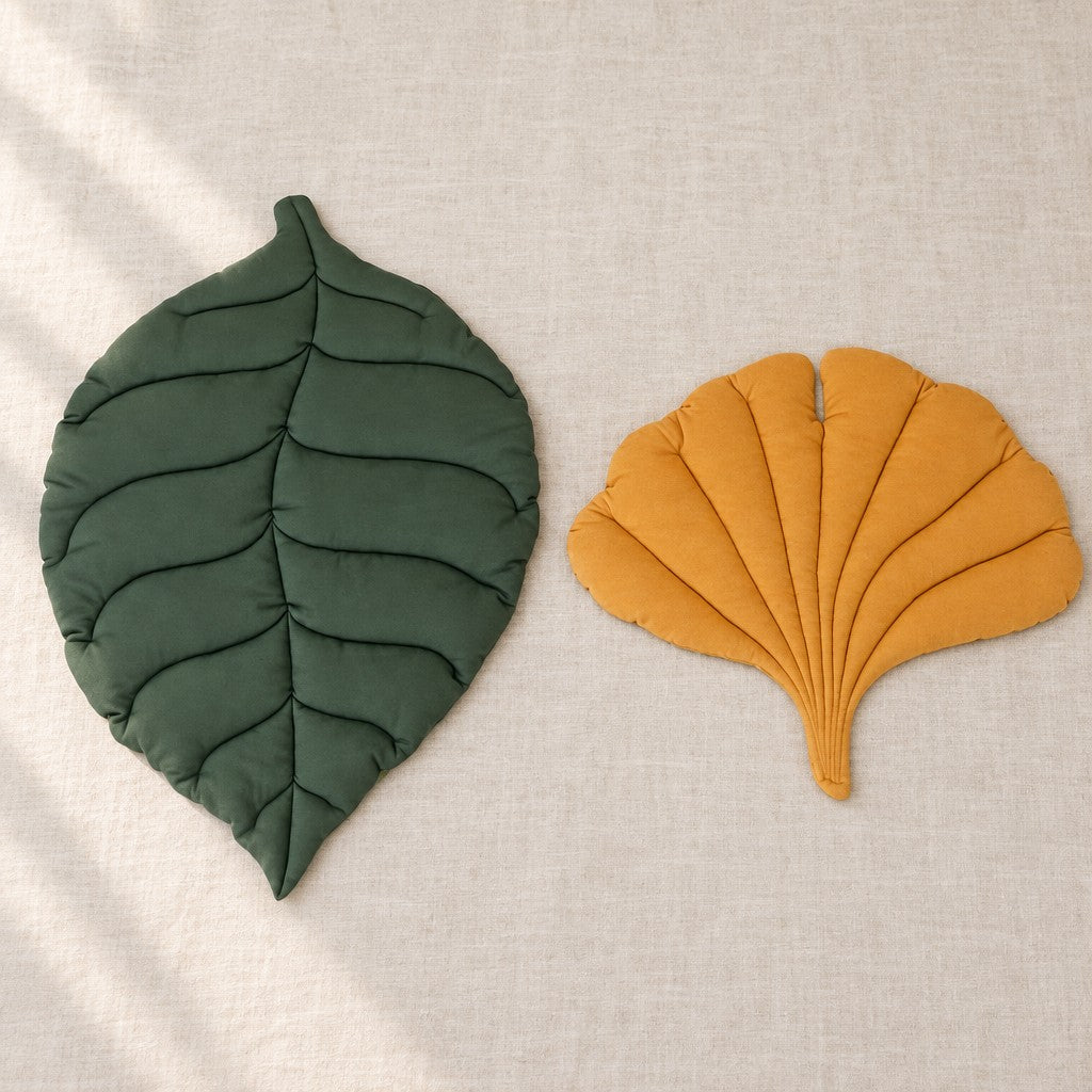 Les deux tapis vus du dessus sur une toile de lin, la feuille ovale verte et le ginkgo jaune