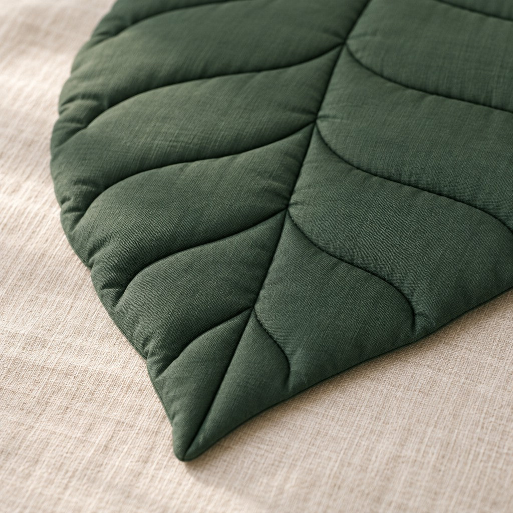 Gros plan sur le matelassage piqué du tapis, les boudins moelleux et les nervures cousues