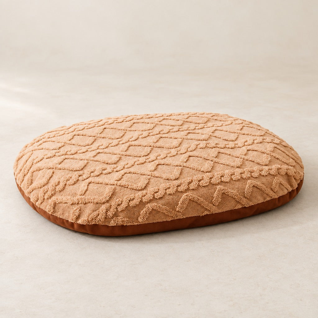 Le tapis caramel pour chien vu seul de trois quarts sur un fond neutre clair.