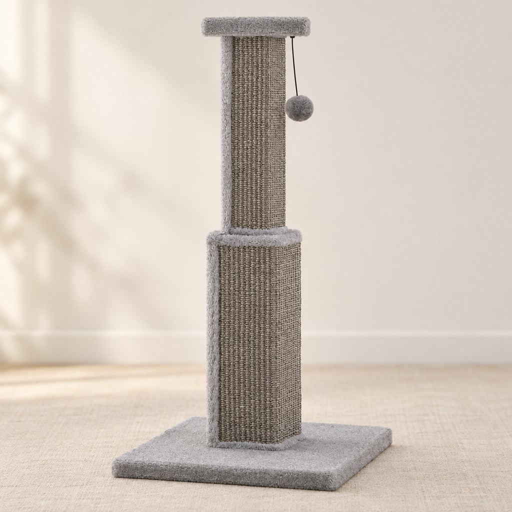 Le totem gris vu de face : socle, deux poteaux de sisal, chapeau et pompon