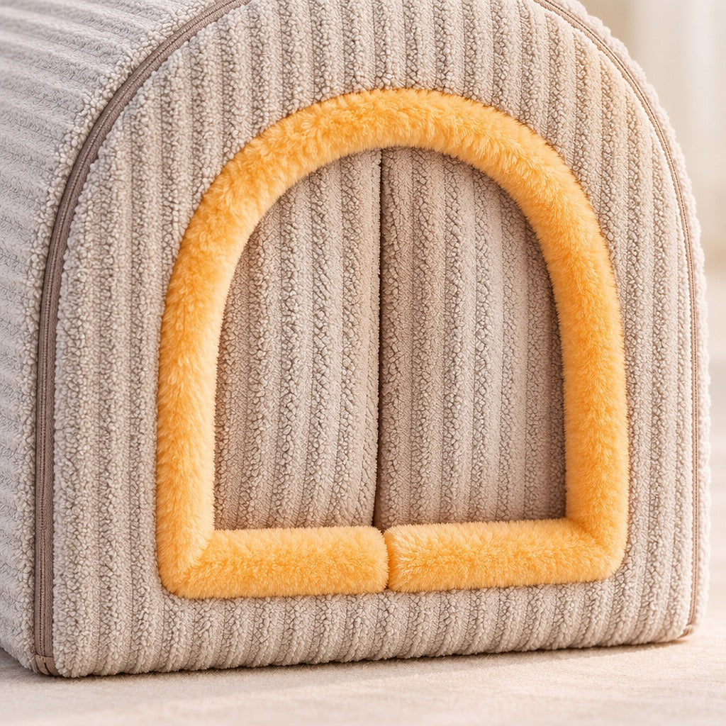 Gros plan sur l'arche bordée de peluche abricot et la maille côtelée gris perle de la niche tunnel.